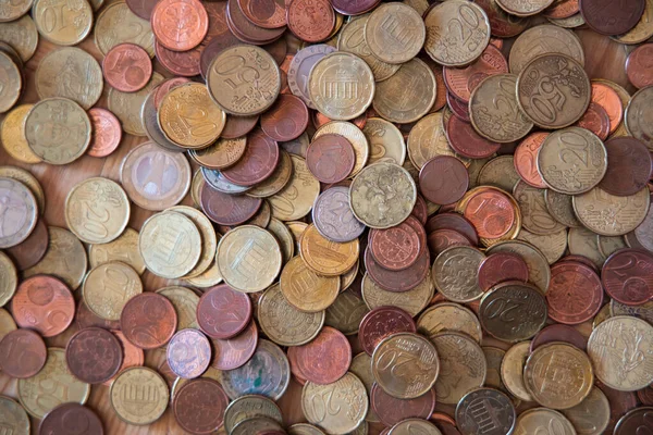 Farklı madeni paralar, yerde para, euro, zloty, hryuna