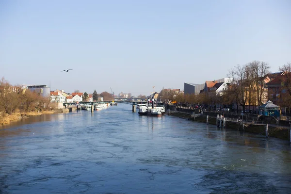 İlkbaharda şehir merkezindeki Regensburg nehir kıyısında.