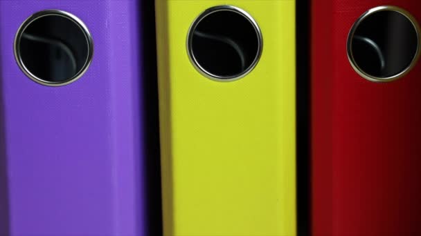 Organizzare Cartelle Colorate Viola Giallo Rosso — Video Stock