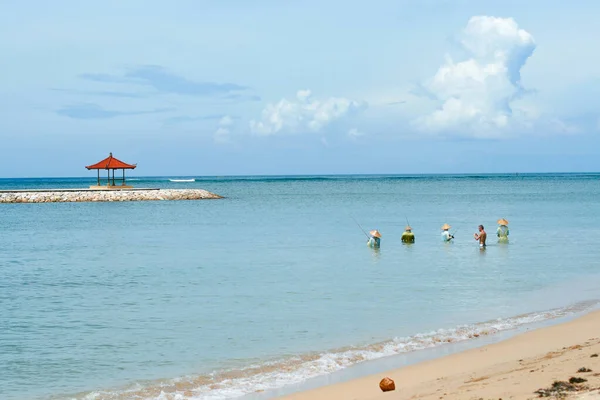 Isla Bali, Indonesia - Abril, 2010. Los turistas están disfrutando de visitas turísticas —  Fotos de Stock