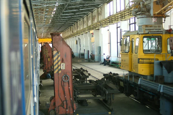 Brest, Belarus - il 17 settembre 2008: confine di treno polacco bielorusso, cambiamento di ruote di rotaia larghe di treno in Brest — Foto Stock