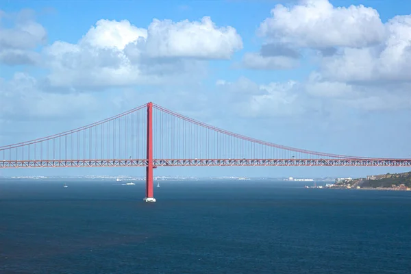 Gouden poort brug in Lissabon, Portugal — Stockfoto