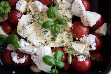 Peynirli domates, pişirilmeye hazır.