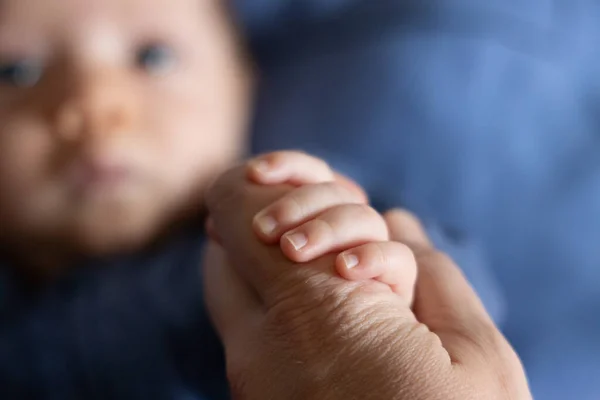 Mother is holding her baby hand with tiny fingers — Stock Photo, Image