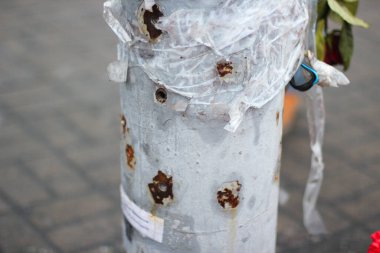 Kyiv, Ukrayna - 6 Mart 2014: Meydan 'daki elektrik direğindeki kurşun izleri