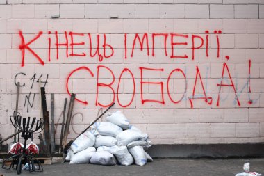 Kyiv, Ukrayna - 6 Mart 2014: İmparatorluğun sonu, Meydan yakınlarındaki duvarda özgürlük yazısı