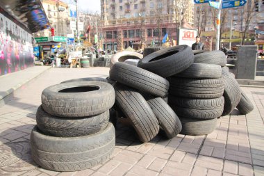Kyiv, Ukrayna - 8 Mart 2014: Meydan 'dan uzak olmayan kaldırım taşı ve lastik yığınlarıyla şehir merkezi