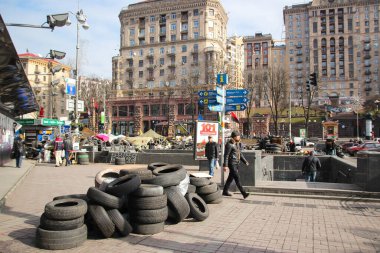 Kyiv, Ukrayna - 8 Mart 2014: Meydan 'dan uzak olmayan kaldırım taşı ve lastik yığınlarıyla şehir merkezi