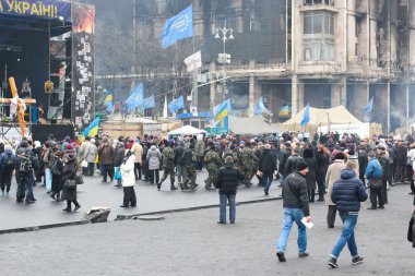 Kyiv, Ukrayna - 8 Mart 2014: Meydan 'dan uzak olmayan kaldırım taşı ve lastik yığınlarıyla şehir merkezi