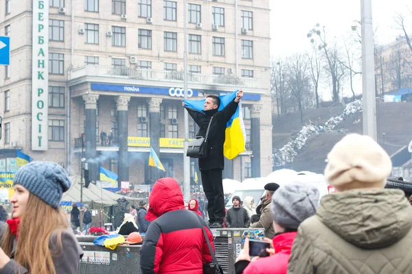 Kijów, Ukraina - 6 marca 2014: Mężczyzna trzyma ukraińską flagę na Majdanie — Zdjęcie stockowe