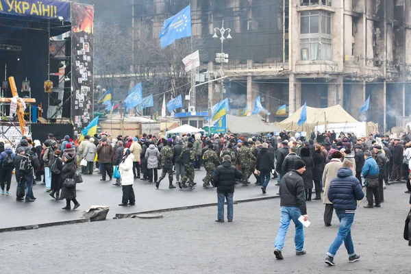 Киев, Украина - 8 марта 2014 г.: Центр города с грудами тротуарных камней и шин недалеко от Майдана — стоковое фото