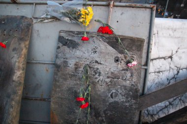 Kyiv, Ukrayna - 7 Mart 2014: Ukrayna devrimi sırasında Meydan 'da çiçek ve kurşun izli metal kalkanlar