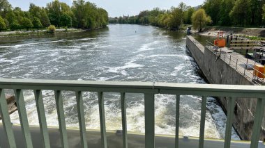 Regensburg yazında Tuna Nehri kıyısında. Yüksek kalite fotoğraf