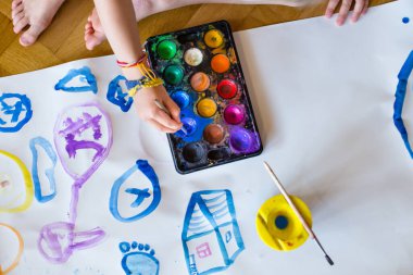 Bir çocuk suluboya resim çiziyor. Yüksek kalite fotoğraf