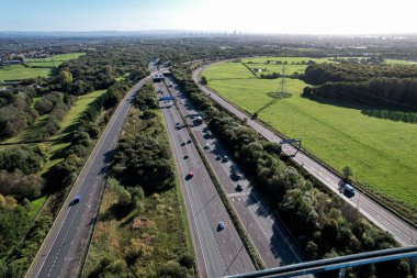 Yukarıdan karayolu kavşağının hava manzarası, otomobil trafik arabaları, Birleşik Krallık ulaşımı