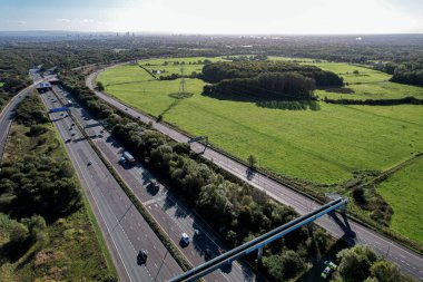 Yukarıdan karayolu kavşağının hava manzarası, otomobil trafik arabaları, Birleşik Krallık ulaşımı