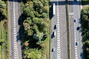 Yukarıdan karayolu kavşağının hava manzarası, otomobil trafik arabaları, Birleşik Krallık ulaşımı