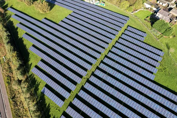 Enerji tasarrufu, küresel ısınma güneş enerjisi çiftliği. Yüksek açı, güneş panellerinin yükseltilmiş görüntüsü İngiltere 'nin kırsal kesimindeki enerji çiftliği; tam çerçeve arka plan dokusu