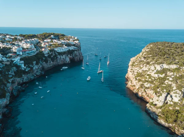 Akdeniz 'de turkuaz safirli sularla dolu tropikal plaja yanaşmış bir teknenin kuş bakışı dronu.