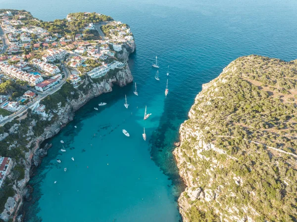 Akdeniz 'de turkuaz safirli sularla dolu tropikal plaja yanaşmış bir teknenin kuş bakışı dronu.