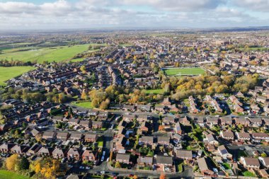 İngiltere 'deki geleneksel konutların havadan görünüşü. Minyatür bir köy gibi kuş bakışı. Emlakçı