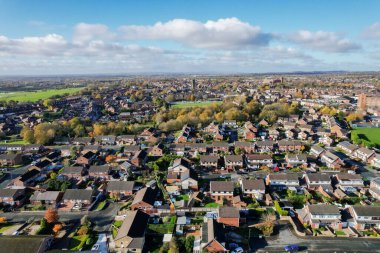 İngiltere 'deki geleneksel konutların havadan görünüşü. Minyatür bir köy gibi kuş bakışı. Emlakçı