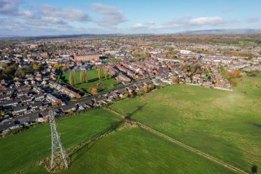 Ağaçlı, güneşli bir günde tarımsal tarlalar üzerinde hava manzarası