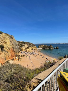 Praia Dona Ana Sahili turkuaz deniz suyu ve uçurumları, Portekiz sahillerinde uçan martılar. Güzel Dona Ana Sahili (Praia Dona Ana) Lagos, Algarve, Portekiz.