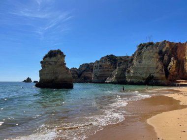 Praia Dona Ana Sahili turkuaz deniz suyu ve uçurumları, Portekiz sahillerinde uçan martılar. Güzel Dona Ana Sahili (Praia Dona Ana) Lagos, Algarve, Portekiz.