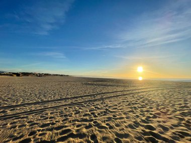 Praia Dona Ana Sahili turkuaz deniz suyu ve uçurumları, Portekiz sahillerinde uçan martılar. Güzel Dona Ana Sahili (Praia Dona Ana) Lagos, Algarve, Portekiz.