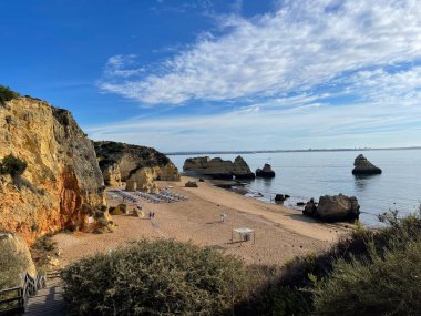 Praia Dona Ana Sahili turkuaz deniz suyu ve uçurumları, Portekiz sahillerinde uçan martılar. Güzel Dona Ana Sahili (Praia Dona Ana) Lagos, Algarve, Portekiz.