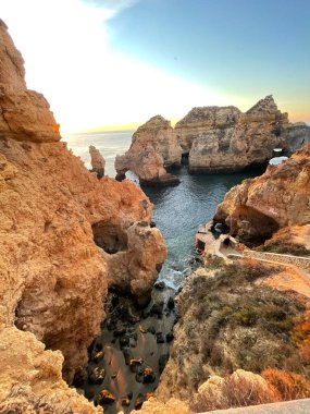 Praia Dona Ana Ponta da Piedade turkuaz deniz suyu ve uçurumları, Portekiz sahillerinde uçan martılar. Güzel Dona Ana Sahili (Praia Dona Ana) Lagos, Algarve, Portekiz.