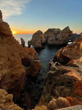 Praia Dona Ana Ponta da Piedade turkuaz deniz suyu ve uçurumları, Portekiz sahillerinde uçan martılar. Güzel Dona Ana Sahili (Praia Dona Ana) Lagos, Algarve, Portekiz.