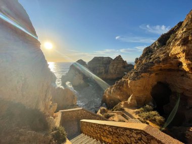 Praia Dona Ana Ponta da Piedade turkuaz deniz suyu ve uçurumları, Portekiz sahillerinde uçan martılar. Güzel Dona Ana Sahili (Praia Dona Ana) Lagos, Algarve, Portekiz.