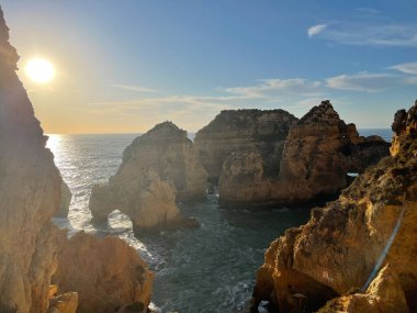 Praia Dona Ana Ponta da Piedade turkuaz deniz suyu ve uçurumları, Portekiz sahillerinde uçan martılar. Güzel Dona Ana Sahili (Praia Dona Ana) Lagos, Algarve, Portekiz.