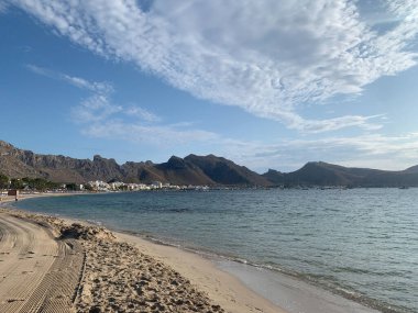 Güzel bir plaj ve sahil Mallorca, İspanya'nın de Pollenca - bağlantı noktası