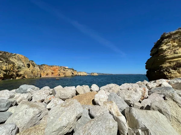 푸르스름 해수와 도나아 해변은 포르투갈의해 있습니다 포르투갈의 라고스에 아름다운 도라아나 — 스톡 사진