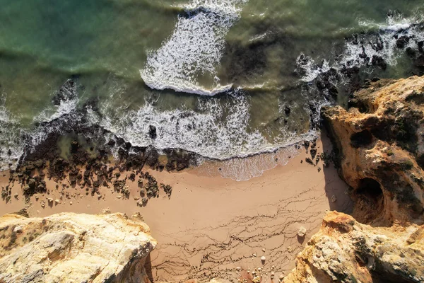 Kumsal Dalgalar Yukarıdan Görünüyor Turkuaz Arka Planı Havadan Gelen Yaz — Stok fotoğraf