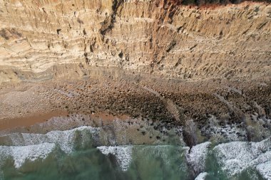 Kumsal ve dalgalar yukarıdan görünüyor. Turkuaz su arka planı. Havadan gelen yaz deniz manzarası. Portekiz Lagos Algarve. Seyahat konsepti ve fikri.