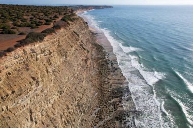 Hava manzaralı balıkçılar Portekiz 'e doğru yol alıyorlar Porto Bayan Praia da Luz plajı Rocha Negra