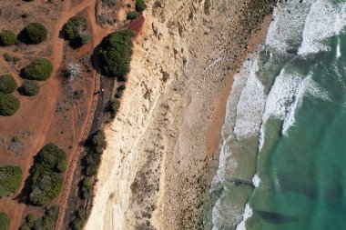 Hava manzaralı balıkçılar Portekiz 'e doğru yol alıyorlar Porto Bayan Praia da Luz plajı Rocha Negra