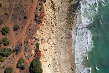 Hava manzaralı balıkçılar Portekiz 'e doğru yol alıyorlar Porto Bayan Praia da Luz plajı Rocha Negra