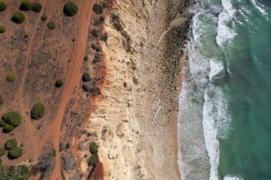 Hava manzaralı balıkçılar Portekiz 'e doğru yol alıyorlar Porto Bayan Praia da Luz plajı Rocha Negra