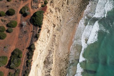 Hava manzaralı balıkçılar Portekiz 'e doğru yol alıyorlar Porto Bayan Praia da Luz plajı Rocha Negra