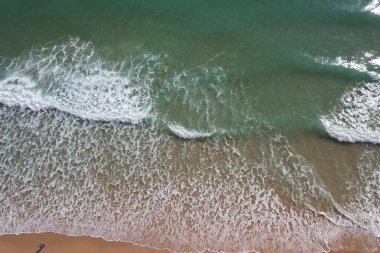 Kumsal ve dalgalar yukarıdan görünüyor. Turkuaz su arka planı. Havadan gelen yaz deniz manzarası. Portekiz Lagos Algarve. Seyahat konsepti ve fikri.