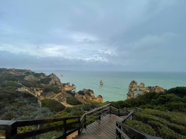 Lagos kasabası yakınlarındaki güzel körfez. Algarve bölgesi. Portekiz Kumlu plajı.