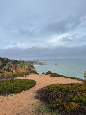 Lagos kasabası yakınlarındaki güzel körfez. Algarve bölgesi. Portekiz Kumlu plajı.
