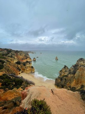 Lagos kasabası yakınlarındaki güzel körfez. Algarve bölgesi. Portekiz Kumlu plajı.