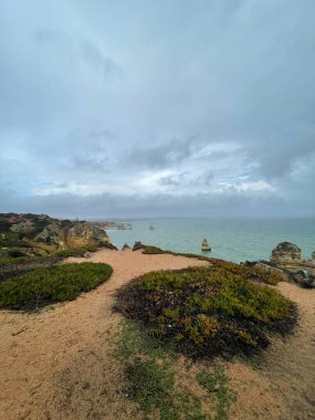 Lagos kasabası yakınlarındaki güzel körfez. Algarve bölgesi. Portekiz Kumlu plajı.