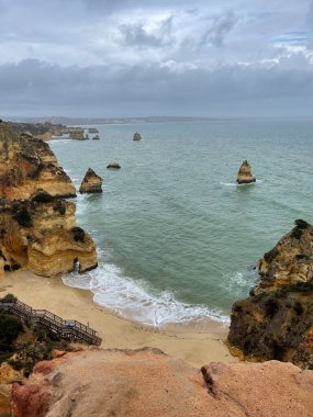 Lagos kasabası yakınlarındaki güzel körfez. Algarve bölgesi. Portekiz Kumlu plajı.